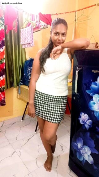 Desi Aunty Bathing Her Sexy Curves Taking Shapes Talking While Getting Wet