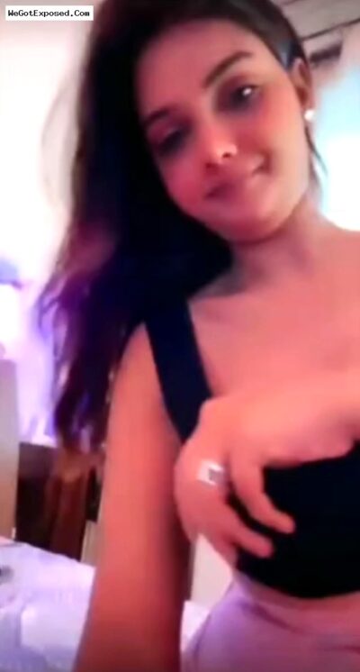 Sexy Babe Gives A Peep Show Of Her Juicy Boobs During a Tango Cam Session