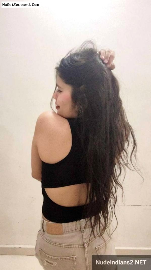 10 Pics of Pune college GF Gargi’s boobs show in the mirror 1