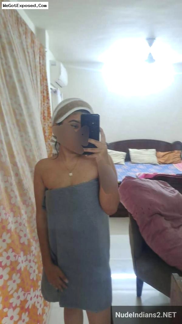 10 Pics of Pune college GF Gargi’s boobs show in the mirror 3