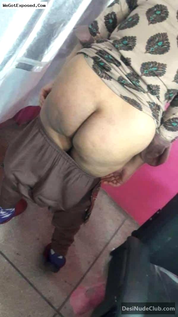 BEAUTIFUL TANKER BHABHI HUGE MILKY BOOBS CAPTURED FEW PICS IN Parlour 10