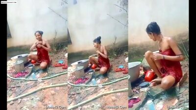Desi Girl Outdoor Bathing Leak video