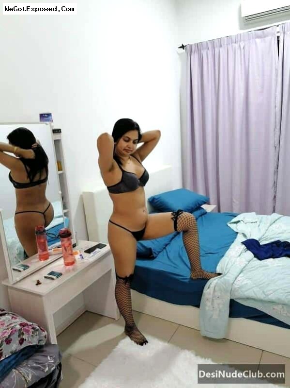 Indian Housewife Living in Foregin with Husband Leked her Pics 10