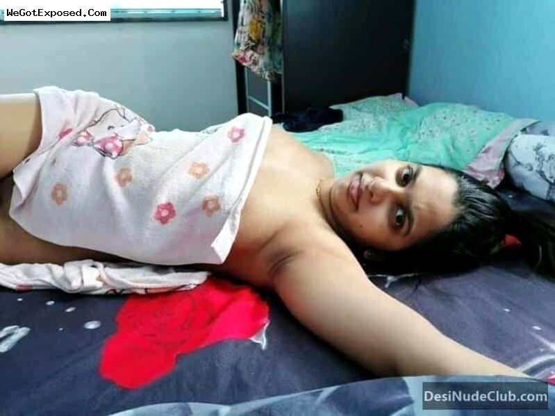 Indian Housewife Living in Foregin with Husband Leked her Pics 13
