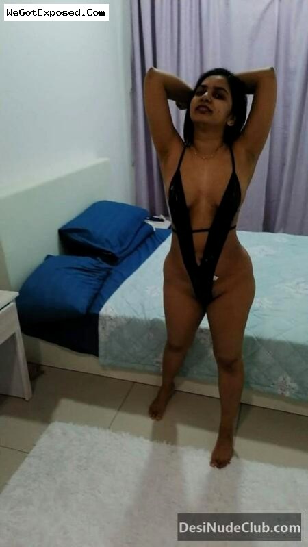 Indian Housewife Living in Foregin with Husband Leked her Pics 18