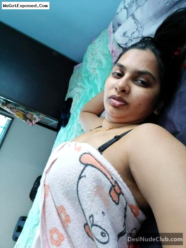 Indian Housewife Living in Foregin with Husband Leked her Pics 19