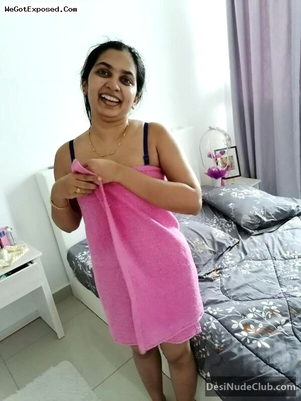 Indian Housewife Living in Foregin with Husband Leked her Pics 22