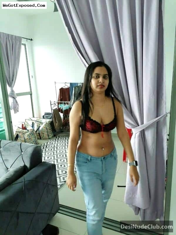 Indian Housewife Living in Foregin with Husband Leked her Pics 6