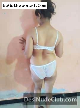 Indian Priya bhabi hot pics Shwing Bra and Panty Outdoor 11