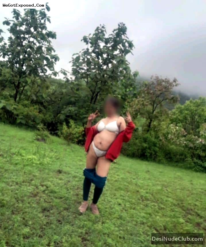 Indian Priya bhabi hot pics Shwing Bra and Panty Outdoor 3