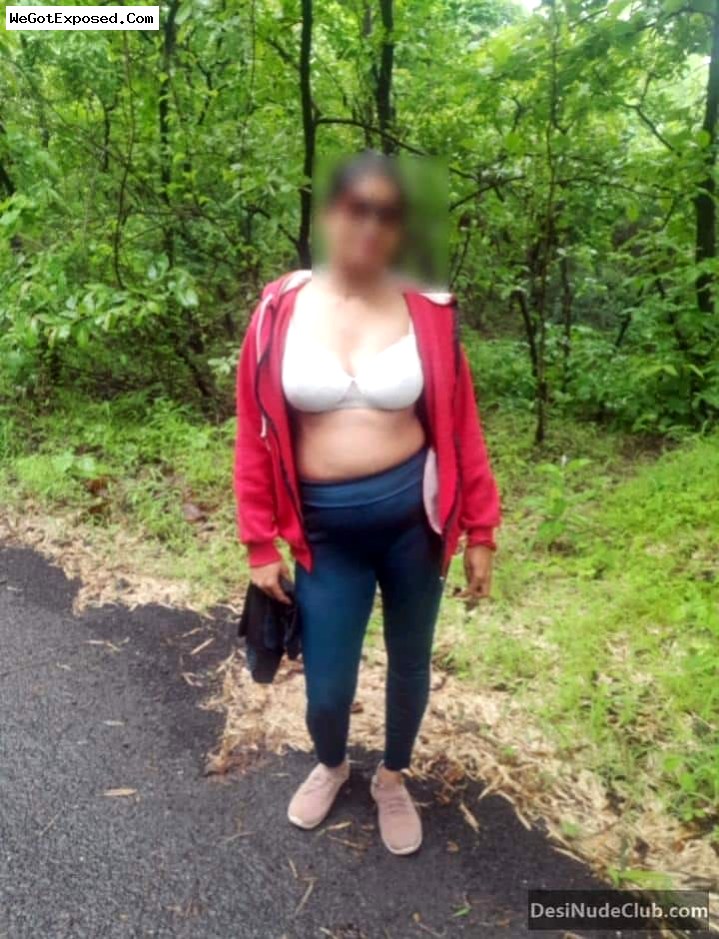 Indian Priya bhabi hot pics Shwing Bra and Panty Outdoor 4