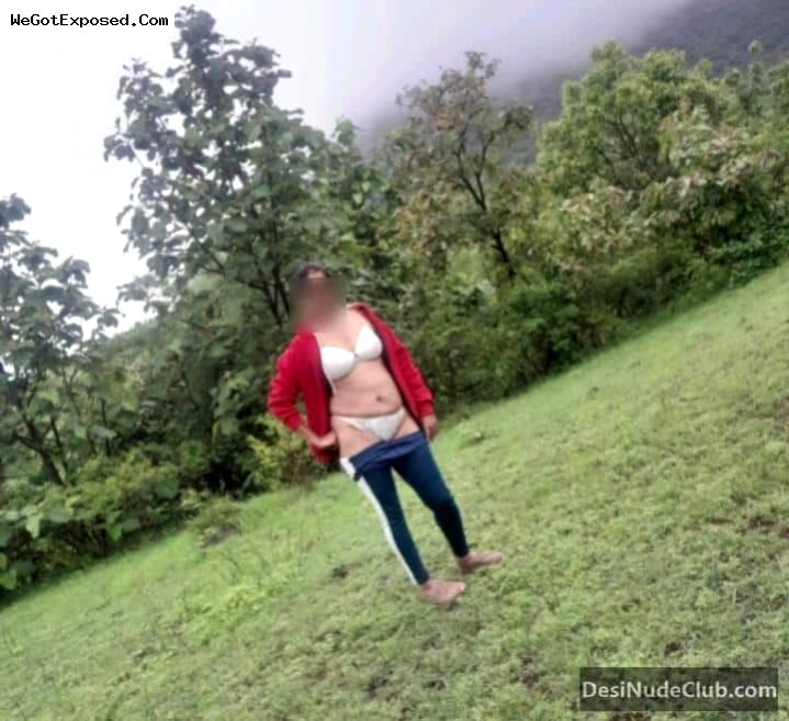 Indian Priya bhabi hot pics Shwing Bra and Panty Outdoor 5