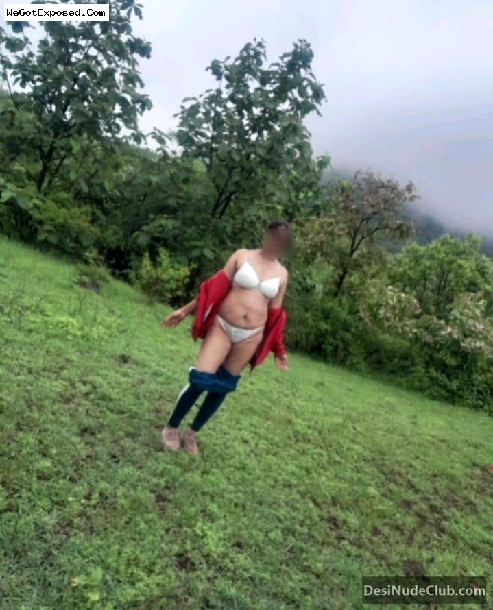 Indian Priya bhabi hot pics Shwing Bra and Panty Outdoor 6