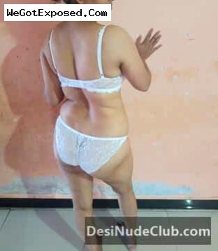 Indian Priya bhabi hot pics Shwing Bra and Panty Outdoor 8