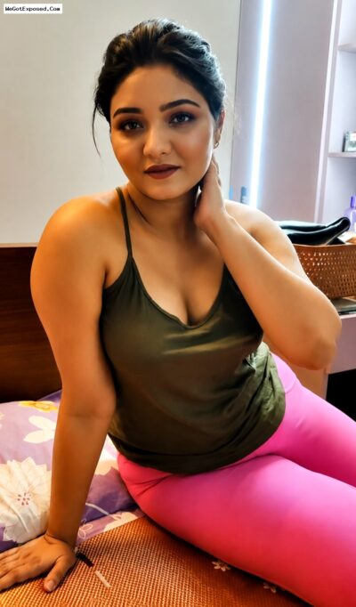 Hot Desi Model Gets Super Horny and Pinches Her Nipples While Flashing Her Tight Boobs